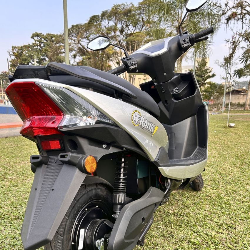Scooter Elétrica 1000W, Velocidade Máx. 42km, Autonomia de 90km - Prata - SL1000-P